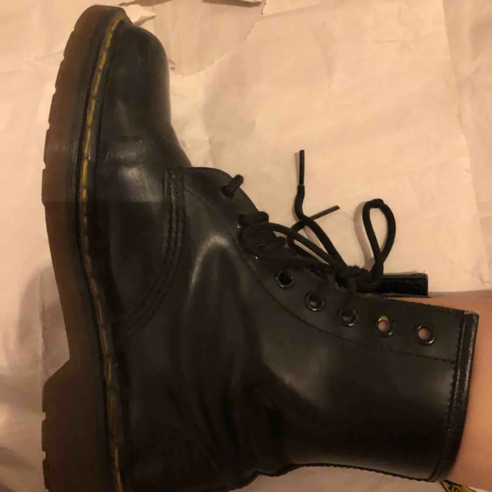 Säljer min underbara dr.Martens. De är i perfekt skick och jag behöver sälja dem eftersom de är lite små för mig tyvärr :( perfekt för vintern. Skor.