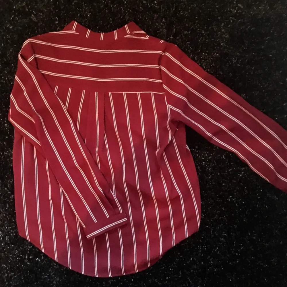 Forever 21 Red stripes blouse top (M) Meet ups in Sthlm/ post not included in price ✨. Blusar.
