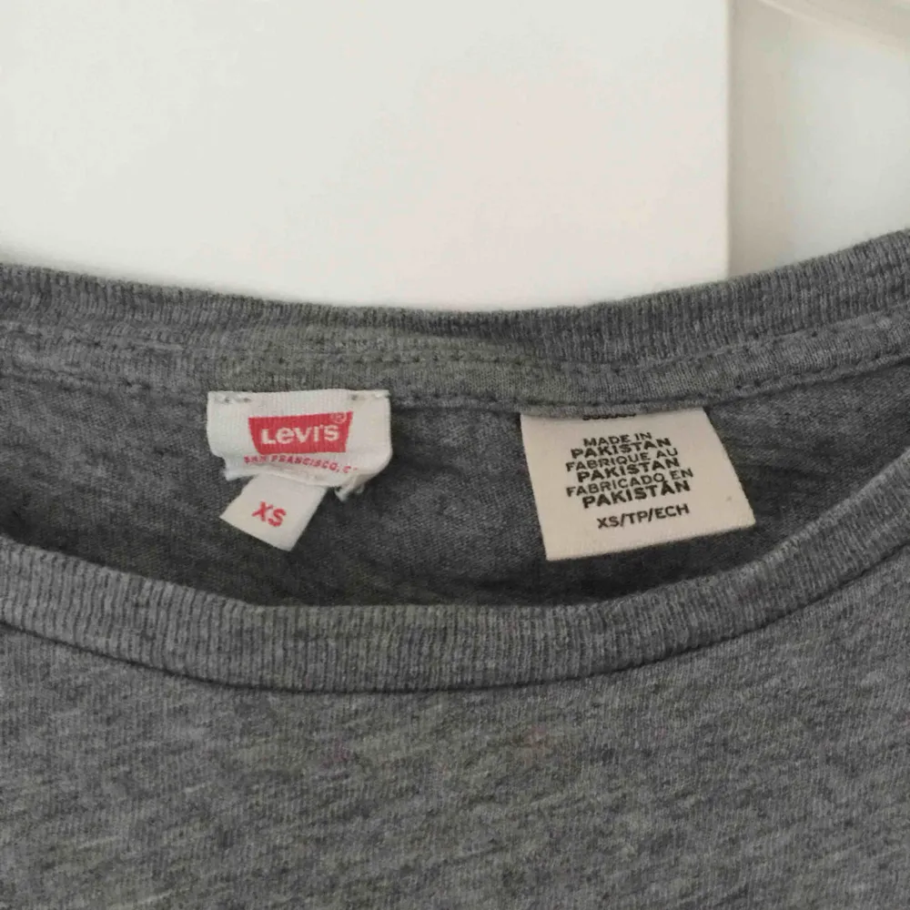 En jättefin grå tröja från Levis i strl XS, skulle säga att det är en S och passar även M. Den är i fint skick och använd fåtal ggr. Vid snabbt köp kan pris diskuteras!!. Skjortor.