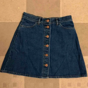  - Väldigt fin jeanskjol i bra skick, säljes på grund av att den är alldeles för liten. På andra bilden visar jag en kjol i samma modell men storleken större (dvs 38). Kan mötas upp i Eskilstuna eller skicka. 