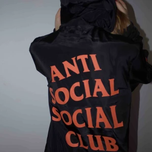  - En helt ny jacka i storlek S, frakt 30kr 