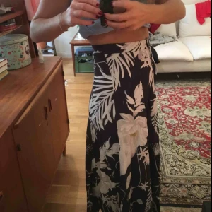  - Långkjol från hm designad av Anna Glover, knappt använd så kjolen är i mycket bra skick. 