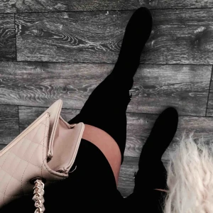  - Säljer mina overknees i storlek 39, knappt använda! Köparen står för frakt och tar swich:) 