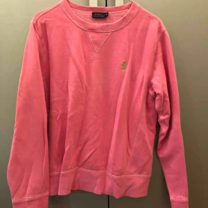  - Äkta Ralph Lauren sweatshirt storlek M. Möts upp i Stockholm eller skickar per post, köparen står för frakt. 