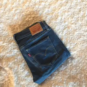 Säljer mina jättefina Levi's jeans som är inköpta i New York. Säljer då dom tyvärr är lite för små på mig. Använda väldigt lite, som nya! Superbra kvalité. Modellen heter 
