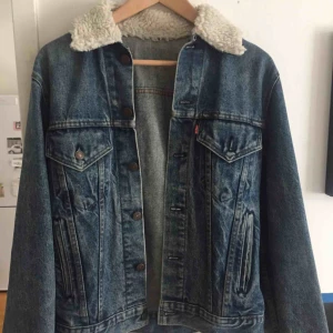  - Fin Levi's jeansjacka inköpt på Beyond retro. Den är i bra skick, och har inte använt den så mycket.  Står ingen storlek, men skulle säga att den passar en S-M.  Med frakt blir det 325kr :) 