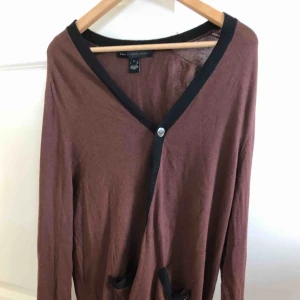  - Väldigt mjuk och fin Marc Jacobs cardigan i mycket gott skick. Storlek large
