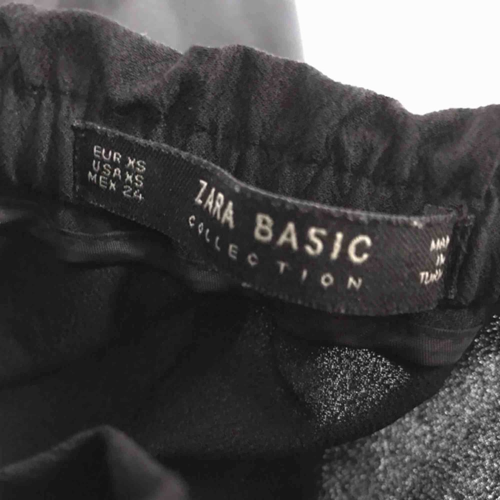 Zaras klassiska svarta kostymbyxor, super snygga på med ficka där bak.. Jeans & Byxor.