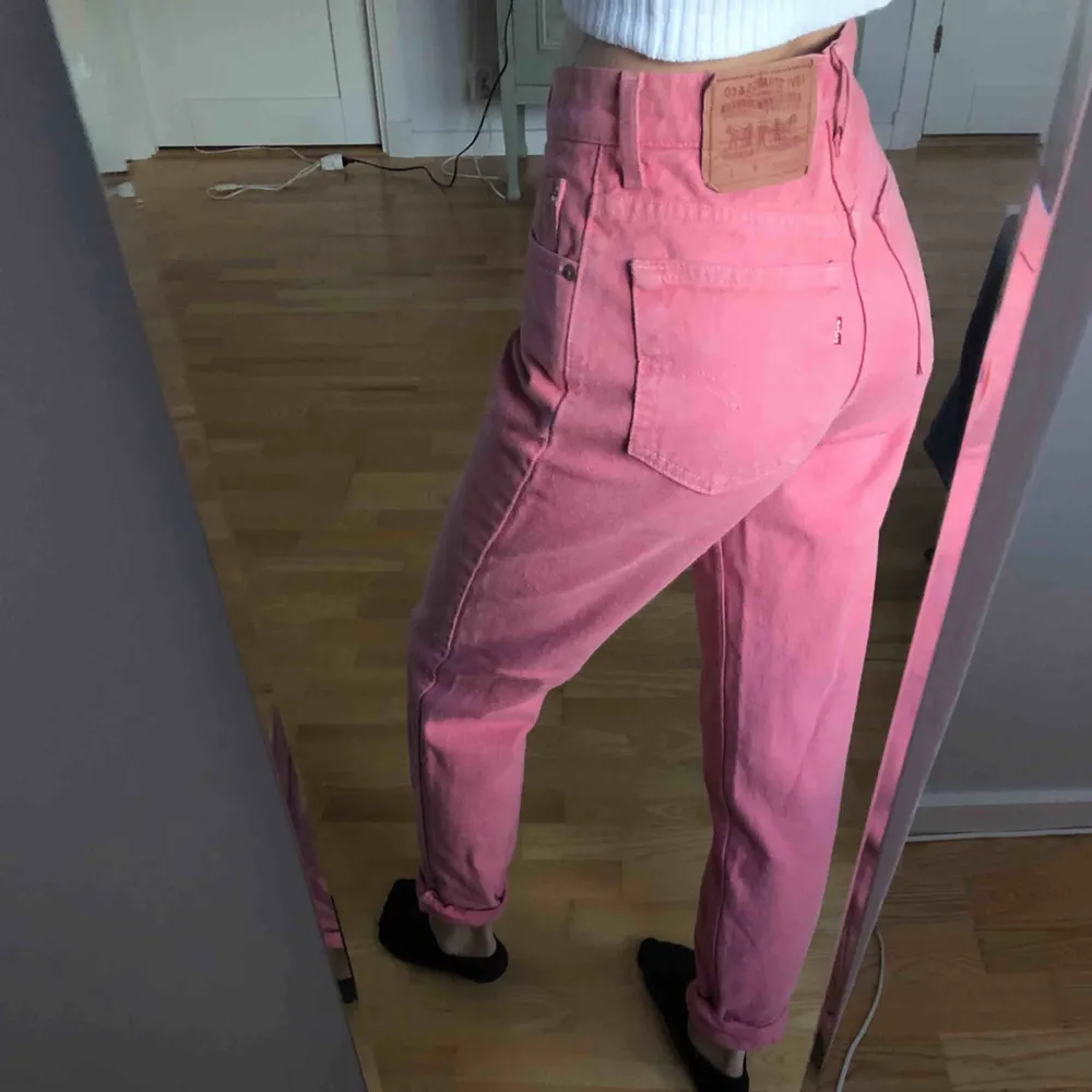 Skitcoola rosa Levi’s jeans köpta vintage. Står inte vilken storlek de är men skulle säga att de är i w25  Kolla gärna in mina andra annonser!. Jeans & Byxor.