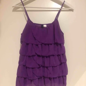  - Lila volanglinne  Storlek 34  Hämtas i Bromma eller skickas. Köparen står då för frakt.