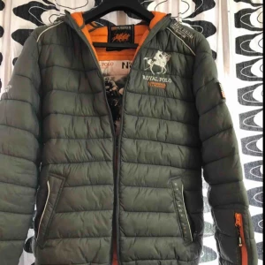  - Säljer som ny jacka Royal Polo(Norway). Storlek L. Pris kan diskuteras.