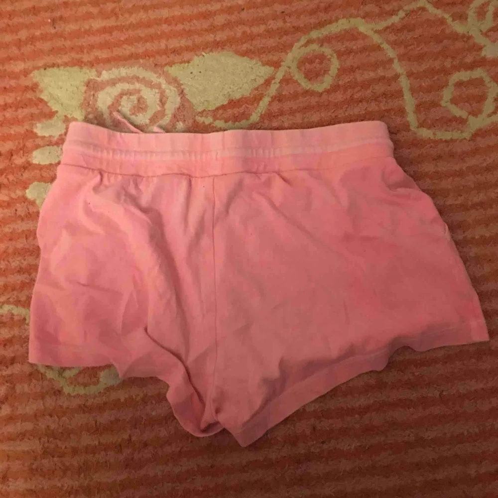 2 par rosa shorts i XS använda några fåtal gånger. 50kr för båda. Shorts.