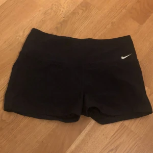  - Träningsshorts från Nike! Jag möts gärna upp annars kan frakt diskuteras vid köp! :) 