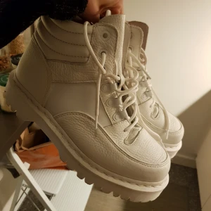  - Vita dr martens strl 41. Använda 1 gång. Nypris 1699:-. 