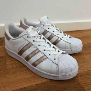  - Nästan helt oanvända superstars (rose). Helt klart en favorit bland skor, passar till allt. Nypris 999kr! Köparen står för frakten. 