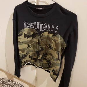  - Sweatshirt, croppad. Använd 1 gång! Frakt tillkommer 🌸