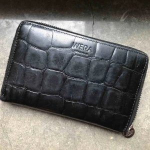  - Wera Stockholm plånbok i äkta skin. Använd men har fortfarande mycket att ge. Säljes då jag inte använder den längre. Möts gärna upp i Malmö eller så står köparen gör frakten.