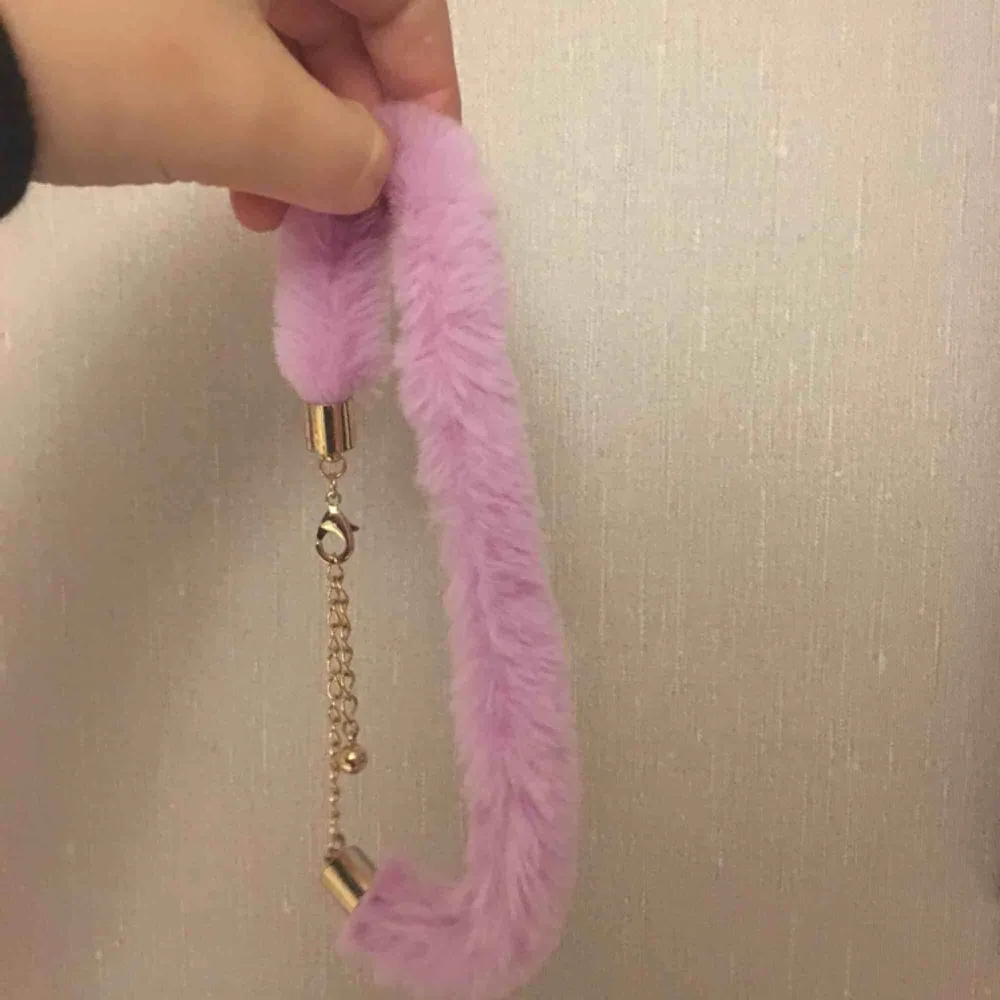 Snyggt fluffigt rosa halsband (choker)  9kr frakt . Accessoarer.