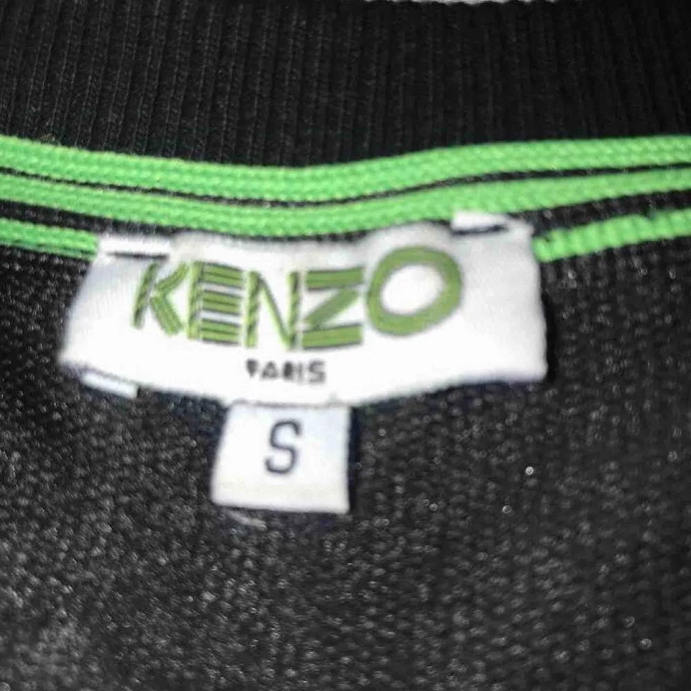Svart Kenzo tröja, storlek S men passar även de som har XS. . Tröjor & Koftor.