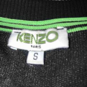 Svart Kenzo tröja, storlek S men passar även de som har XS. 