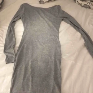  - Snygg enkel klänning från Nelly med djup rygg! Storleken är xs men passar även en s. Frakten är inräknad i priset! Endast använd vid ett tillfälle! 
