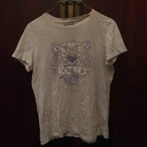  - En fin ljusrosa KENZO t-shirt, använd bara en gång, nypris 900kr. Skriv även om priset inte passar<3 så pratar vi om det 