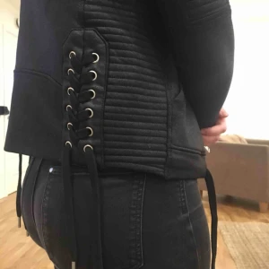  - Snygg jacka med snör detaljer på sidorna, knappt använt så den är i väldigt gott skick!  Köparen står för frakt! 