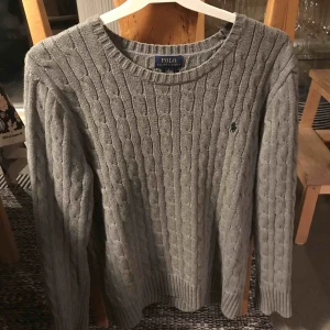  - Ett  använt plagg fast inga hål eller skador så ska inte vara några problem storlek barn L 14-16 år