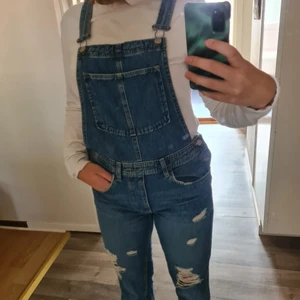 Hängselbyxor - Hängselbyxor! Aldrig använda av mig, köpta här på plick. Säljer då jag inte använder dem. Köparen står för frakt