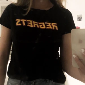 T-shirt  - Nästintill oanvänd svart tshirt med ett snyggt tryck på. Bra kvalite och väldigt skön. 