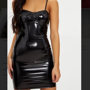 Klänning fake läder - Fake läder klänning för den perfekta dramatiska looken i  storleken XXS men mer som en XS.💣🖤 prislapp sitter kvar.  Lite förstor för mig i bysten annars hade jag aldrig sålt! Kan gå ner i pris, skicka i DM 