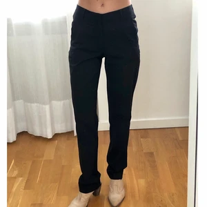 HOPE kostymbyxor  - Svarta kostymbyxor i modellen Fine från HOPE. 44% ull och 54% polyester. Använda ett fåtal gånger. Köparen står för frakt eller möts upp i sthlm.<3