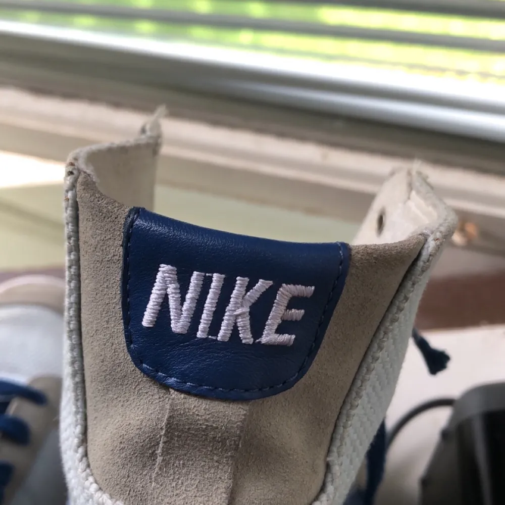 Ett par gamla Nike skor köpt second hand . Skor.
