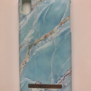 Ideal of Sweden  - iPhone-skal från Ideal of Sweden. Spricka och små ”skavanker” men jättefin trots det och skyddar väldigt bra. Passar iPhone X, XS, XR. Nypris 299 :-. Mitt pris 60 :- pga ”skavankerna”. 