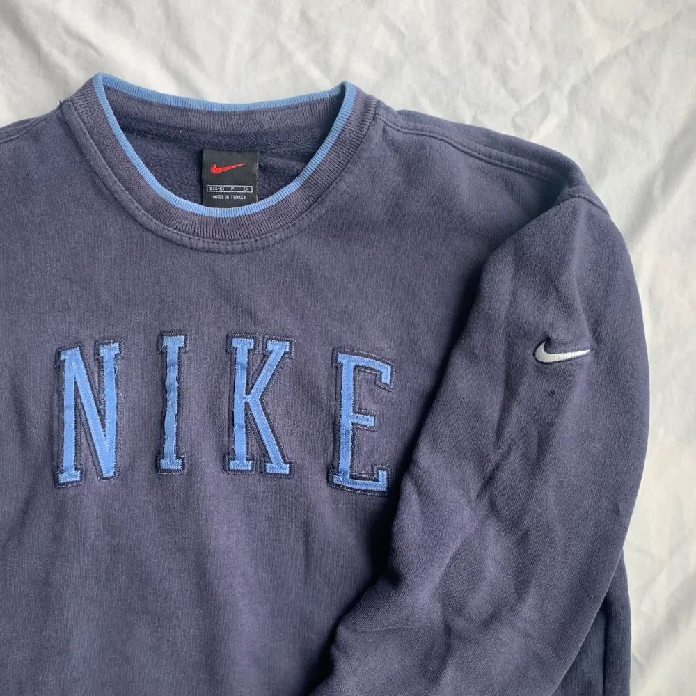 Mörkblå Sweatshirt med ljusare blå detaljer från Nike. Använt skick. . Hoodies.