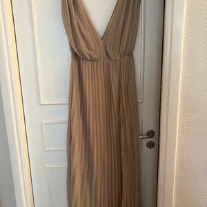 Balklänning - Säljer en jättefin balklänning/ långklänning. Färgen är i gammel-rosa, med slits och plisserat tyg. Använd vid ett tillfälle. Strl 38. Köparen står för frakten💖