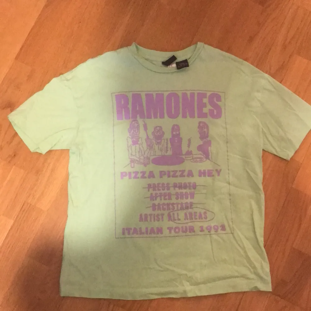 En mintgrön tshirt med Ramones tryck, knappt använd så är i bra skick💓 från HM. T-shirts.