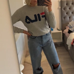 Fila sweatshirt Stl. XS - säljer min gråa fila sweatshirt då den inte längre passar mig. Sparsamt använd och i fint skick. Frakt är inkluderat i priset!! Är fler intresserade är det högsta bud som gäller!