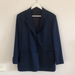 Kornblå kavaj i siden - Lagom oversize kavaj i siden. Storlek s-m. 