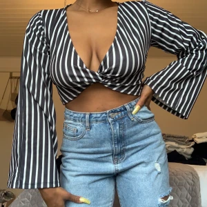 Randig topp - Oanvänd topp från Gina Tricot med lappen kvar. 