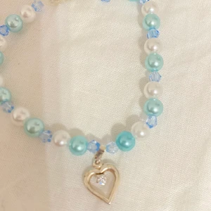 Äkta silver armband  - Äkta silver hjärta med blåa pärlor, handgjord och helt oanvänd. Köp gärna!! (Frakt 16kr)