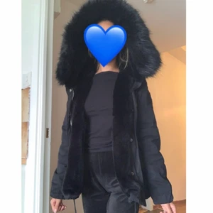 parka jacka  - Jätte fin zara päls parka, jackan har en jätte stor gosig päls. Även päls innut i jackan. Pläsen är fake, men väldigt fin. använd 1 vinter, som ny. 💞
