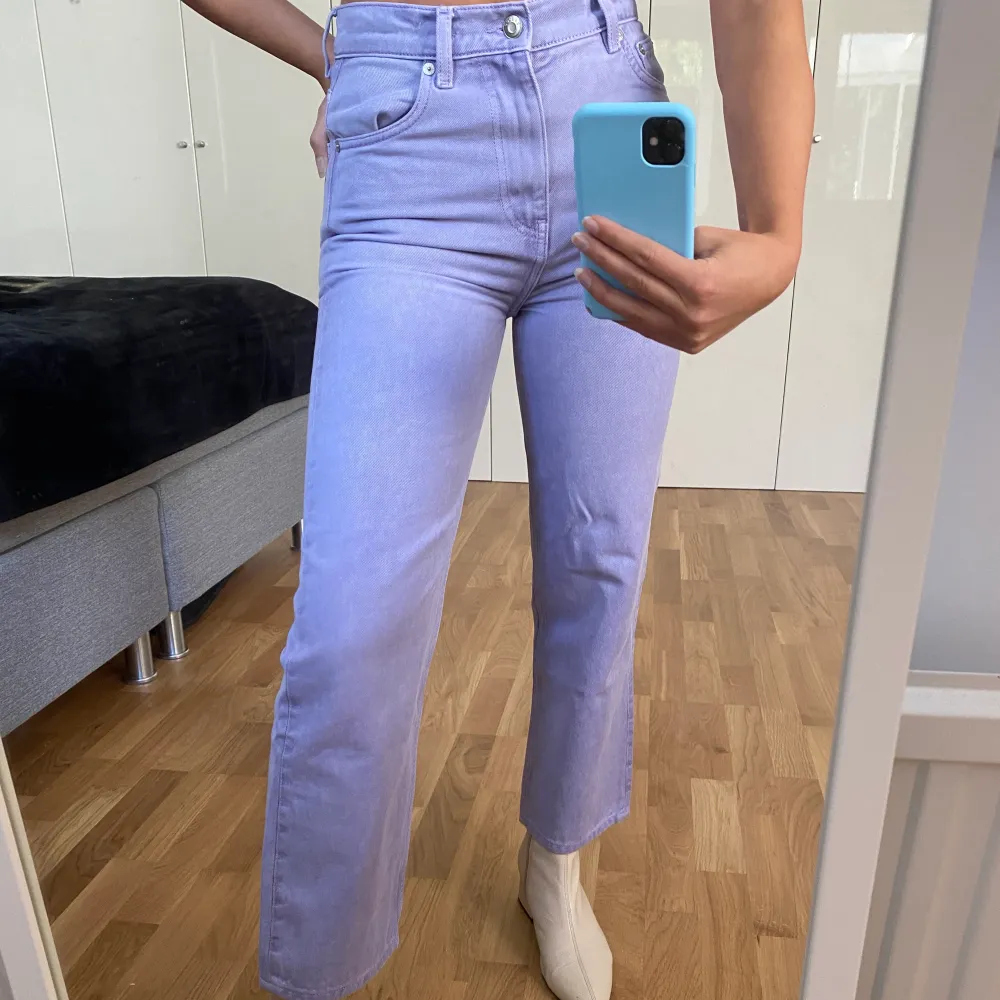 Lila, straight, croppade jeans från arket! Är helt som nya! Aldrig använda och är i stl 25(men passar oxå 24) 200+frakt högsta bud 320kr!. Jeans & Byxor.