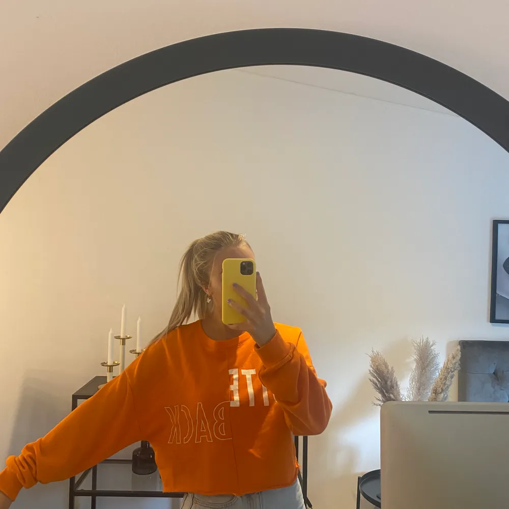 Cool orange oversized sweatshirt från new yorker, den är croppad och har ett tryck på magen, säljer för 80 kr + frakt!. Tröjor & Koftor.
