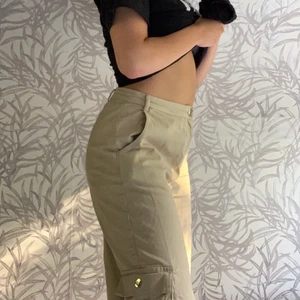 Ivana Santacruz x NAKD byxor - Säljer de här asfeta byxorna som jag köpte då de har blivit för stora, väldigt bra skick då jag nt använt så mycket, knäpps med knapp och dragkedja. frakt inkluderad