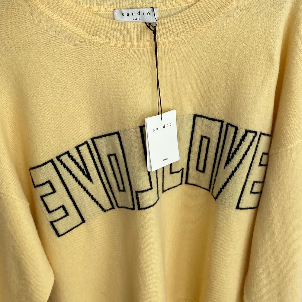 Köpt i somras på NK. Intressekoll. En väldigt fin och skön ljusare gul tröja. Original pris 2089. Den är sparsamt använd. Stickat.