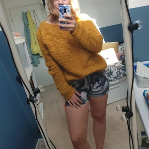 Höstig oversized gul tröja -  En designer sweater som är en underbar höst-gul nyans. Helt ny, och inköpt för 1400 kr, men säljes nu för 800 kr, ett riktigt kap!! Älskar denna tröja, och den är så mjuk, men nyansen passar inte helt min grundton. Står XL som size, men är perfekt oversized för allt mellan XS till M. Någon som är sugen på att storfynda?