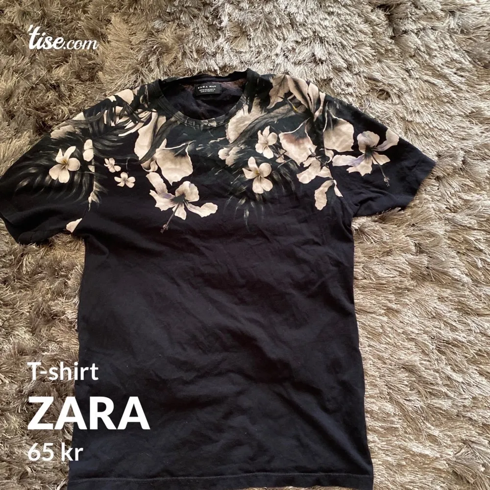 Säljer denna fina tröjan från zara köpte för ca 300-400kr säljer för bara  65kr, den kommer i mycket fint skick passar för S /M. T-shirts.