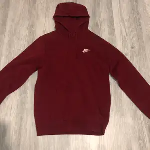 Använd Röd Nike Hoodie Skick 6/10 Köptes ursprungligen för 500kr Köparen hanterar fraktavgifter.