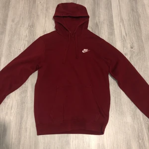 Röd Nike Hoodie - Använd Röd Nike Hoodie Skick 6/10 Köptes ursprungligen för 500kr Köparen hanterar fraktavgifter.